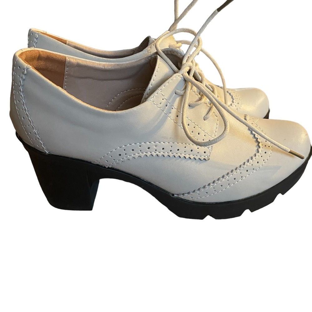 Wing tip lace up fashion chunky heel shoe in excellent condition size 9.5